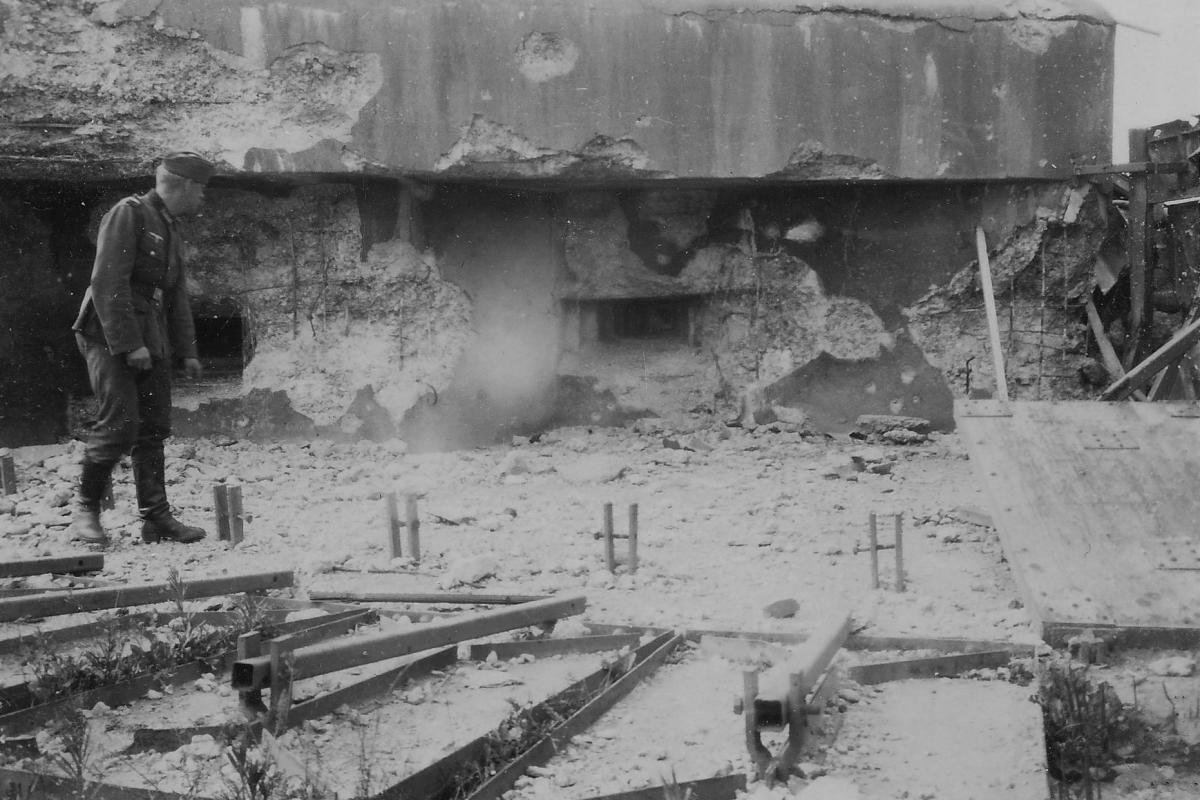 Ligne Maginot - 32/1 - FORT MORTIER - (Casemate d'infanterie - Double) - La chambre de tir gauche
Noter les panneaux de crue au sol
Source : Gardiens du Rhin  - Inconnu