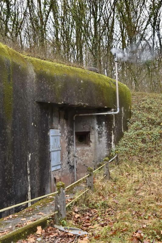 Ligne Maginot - BOIS DE CATTENOM - X14 - (Abri) - Vue sur l'entrée de droite et échappement des moteurs
NB :  cet échappement n'est pas d'origine. Les deux tubes émergeaient de la façade et crachaient directement dans le fossé - D.Froehly