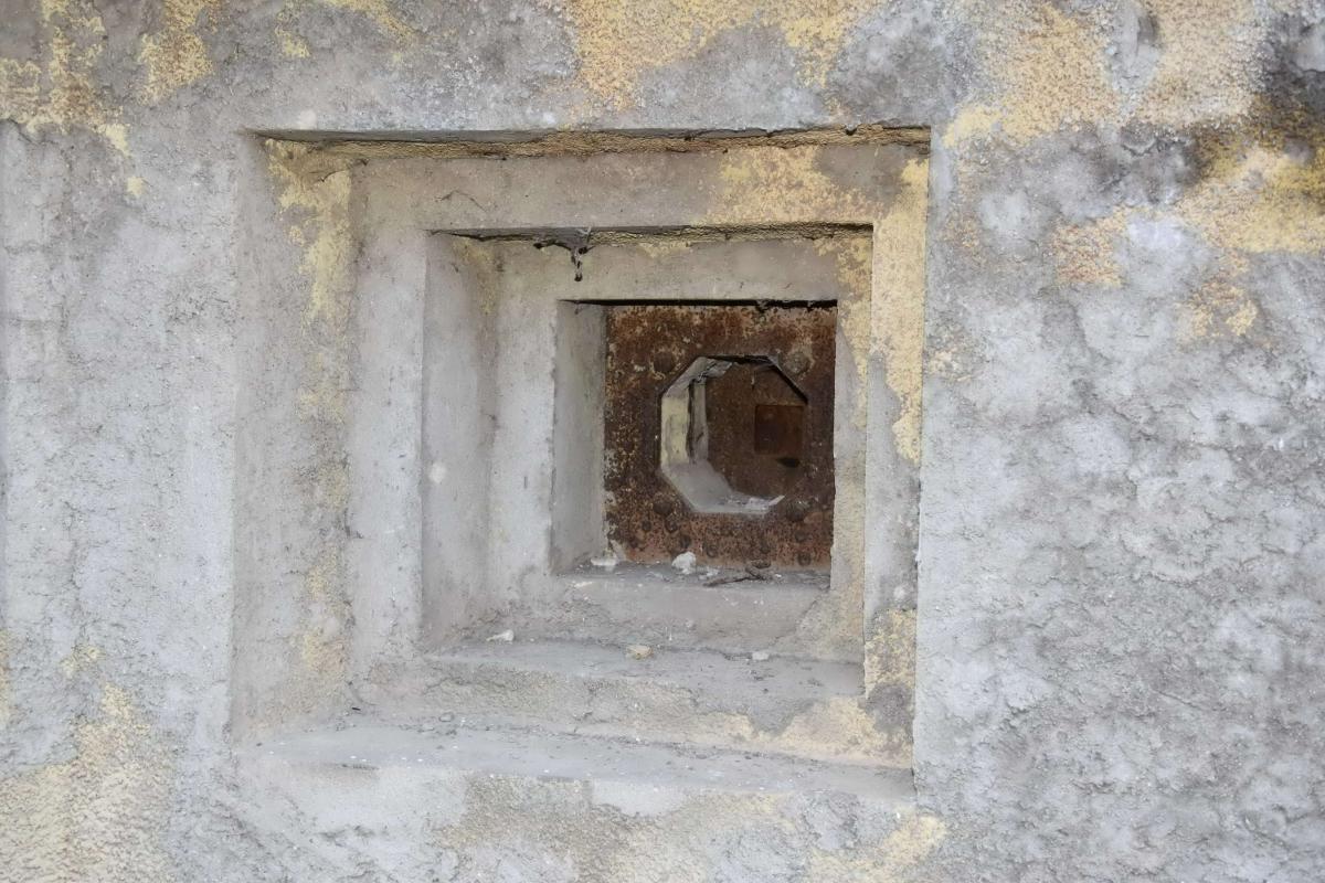 Ligne Maginot - GALGENBERG - A15 - (Ouvrage d'artillerie) - Entrée des hommes
Créneau FM central - D.Froehly