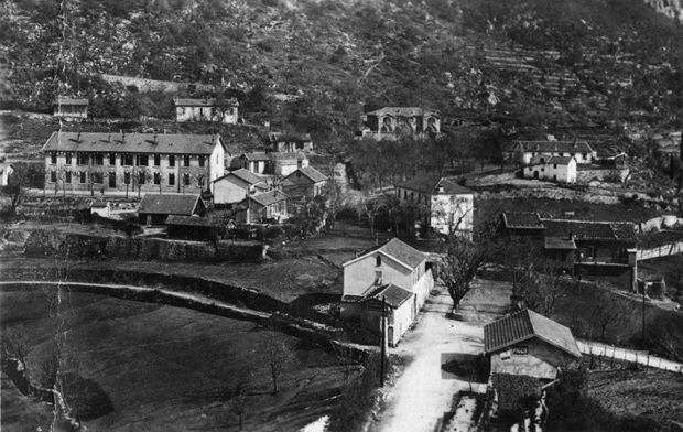 Ligne Maginot - COL SAINT JEAN - (Casernement) - Carte postale du Col Saint Jean début des année 1930.
Vue plus détaillée de la caserne, il y manque toutefois plusieurs bâtiments de la caserne qui figurent désormais sur la vue de la caserne prise depuis le fort Suchet en août 1940. - Inconnu