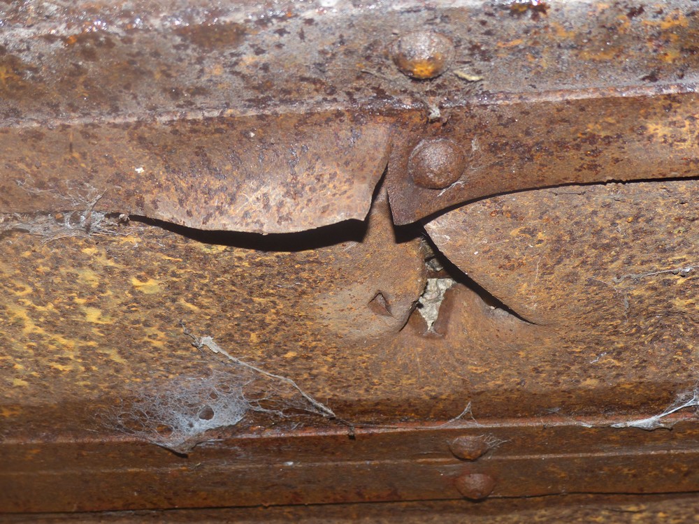 Ligne Maginot - A107 - CROIX-MOREL - (Blockhaus lourd type STG / STG-FCR - Double) - Impact de 37 mm PAK contre les plaques d'acier du plafond - David HARMAND
