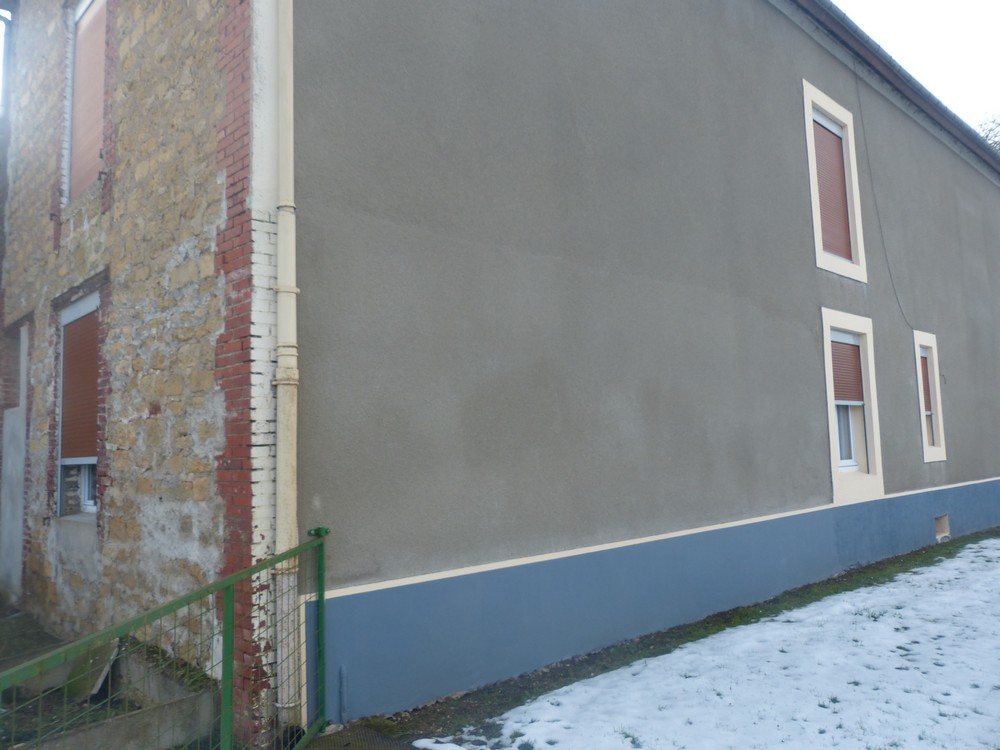 Ligne Maginot - VILLY 5 - FERME BODSON - (Blockhaus pour arme infanterie) - Le mur nord du blockhaus, on remarque l'emprise du bloc par rapport à la différence de texture du crépis. - David HARMAND