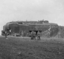 Ligne Maginot - CHENIERES EST - C12 - (Casemate d'infanterie - Double) - La façade Est, avec soldats allemands.
Juillet 1940