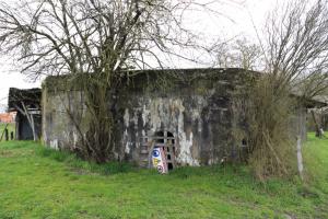 Ligne Maginot - GERSTHEIM 3 (TêTE DE PONT DE ) - (Blockhaus pour arme infanterie) - La façade frontale à été percée dans les années 30 pour les besoins français