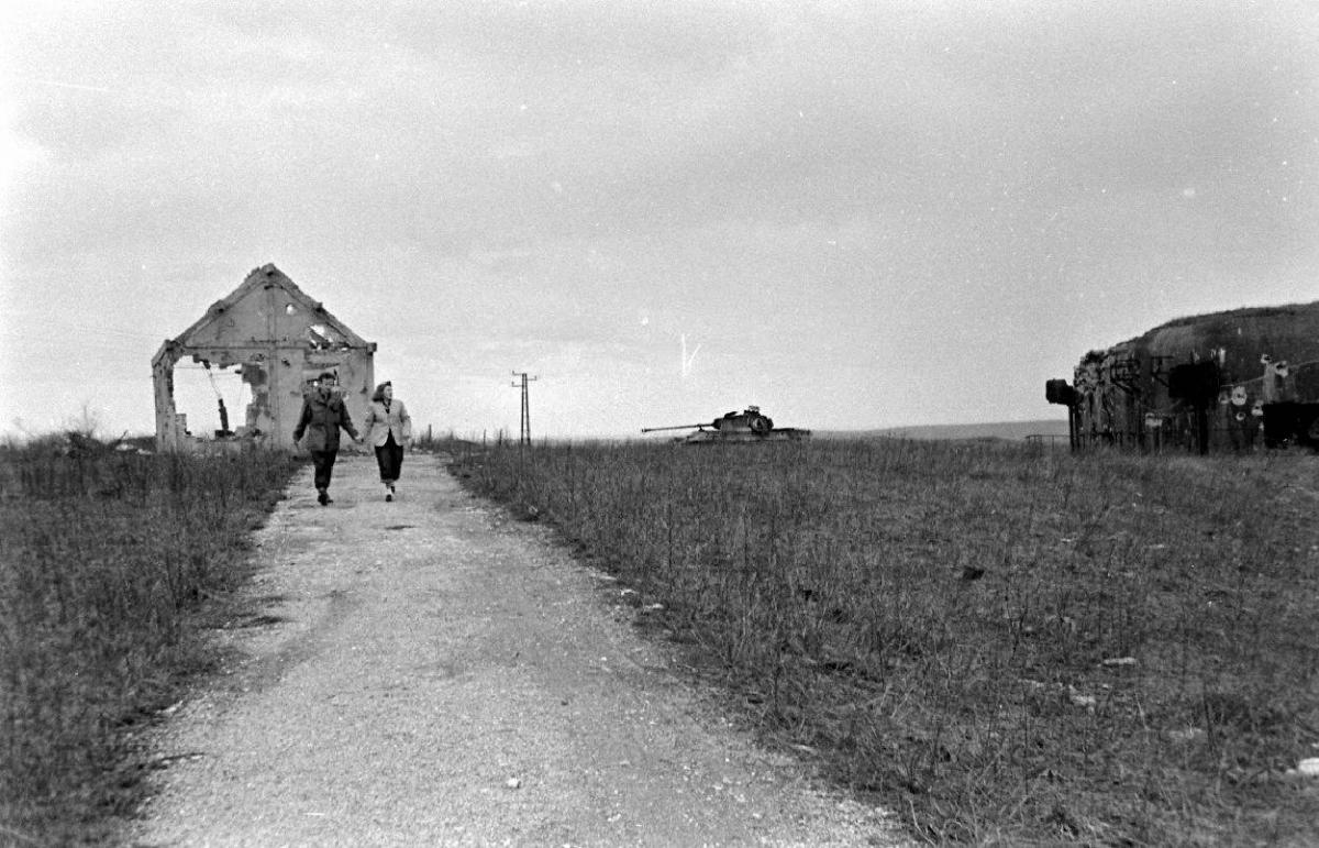 Ligne Maginot - BINING - (Casemate d'infanterie) -    Photo de la casemate après-guerre. Le Panther y est resté quelque années - Inconnu