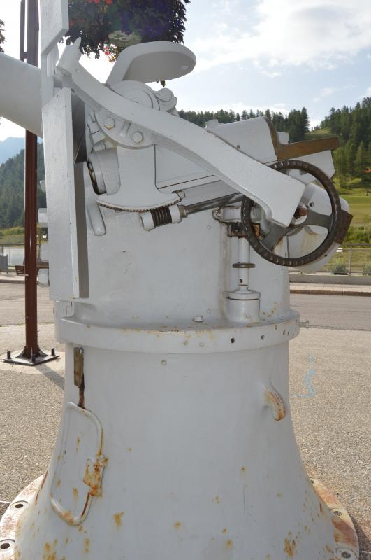 Ligne Maginot - MONTGENEVRE COL - CANON DE 95 DE CôTE POUR BLOC 8 DU JANUS - (Divers) - Canon de 95mm de côte semblable à ceux du  bloc 8 du JANUS visible au col du Montgenèvre
Seul le bouclier provient de l'ouvrage - PRASIL Michal