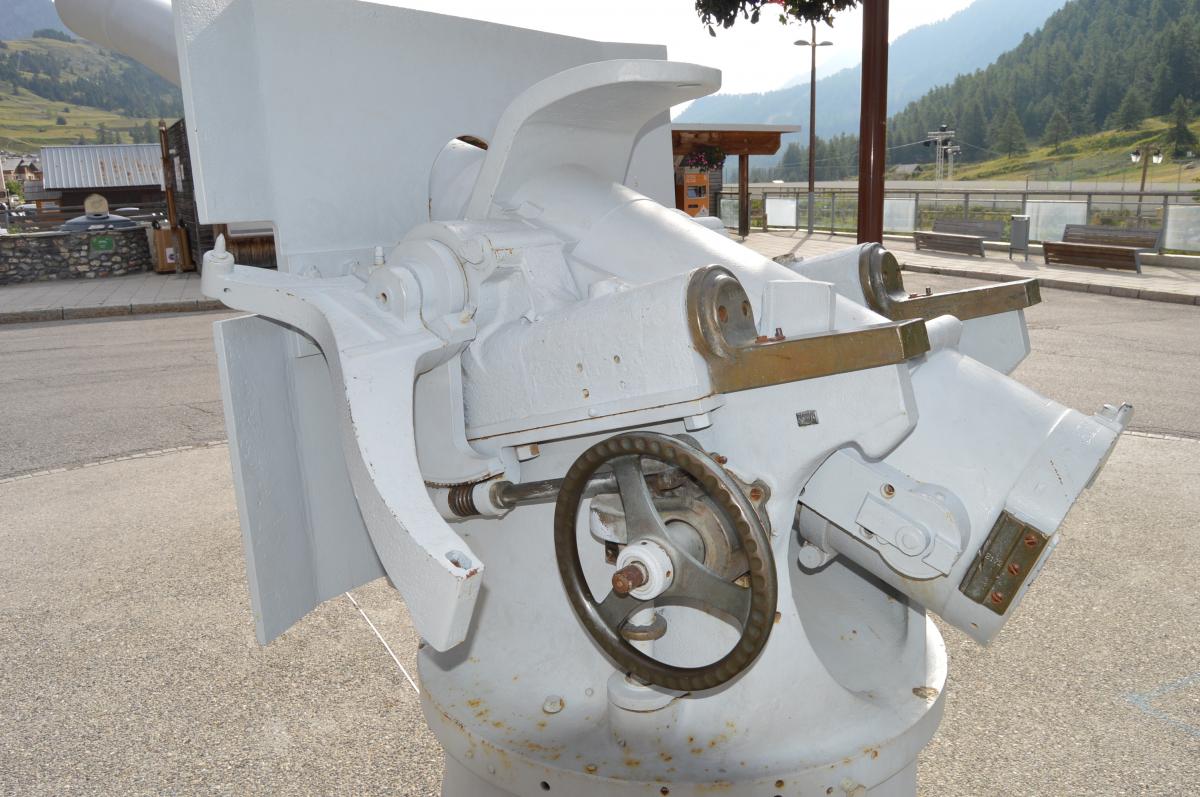 Ligne Maginot - MONTGENEVRE COL - CANON DE 95 DE CôTE POUR BLOC 8 DU JANUS - (Divers) - Canon de 95mm de côte semblable à ceux du  bloc 8 du JANUS visible au col du Montgenèvre
Seul le bouclier provient de l'ouvrage - PRASIL Michal