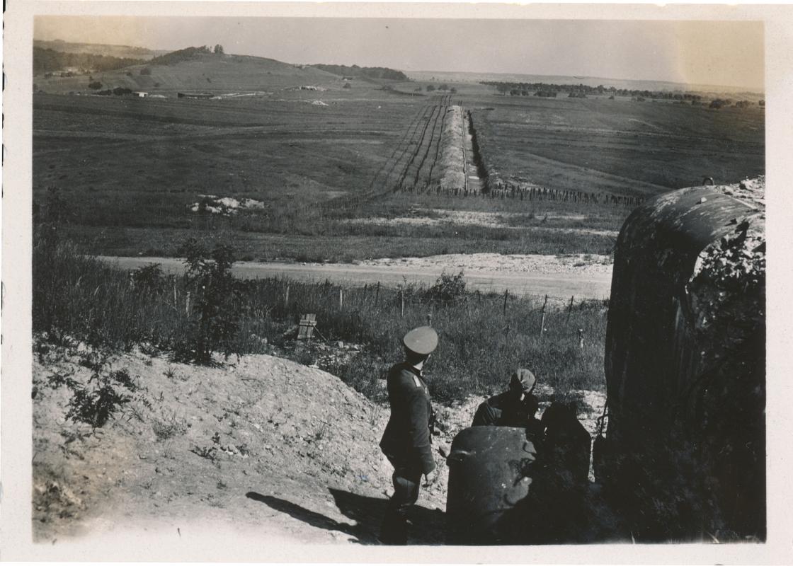 Ligne Maginot - MICHELSBERG - A22 - (Ouvrage d'artillerie) - Bloc 2
Fossé antichar entre l'ouvrage et le Mont des Welsches  (au fond à gauche) - Inconnu