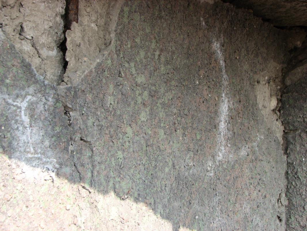 Ligne Maginot - 59/3 - BANTZENHEIM SUD - (Casemate d'infanterie - double) - Le crépi des créneaux sud semble moucheté de vert. Probable trace de camouflage. - JF Althaus