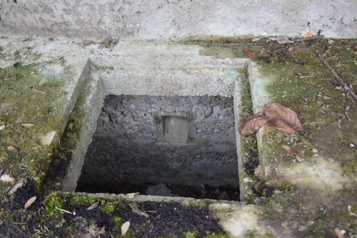 Ligne Maginot - PA DE SIERENTZ OUEST 2 - (Blockhaus pour arme infanterie) - La fosse à douilles. Les deux goulottes d'évacuation des douilles arrivent dans cette fosse. - Daniel Froehly