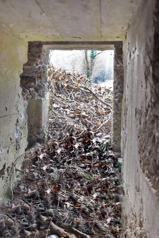Ligne Maginot - PA DE SIERENTZ OUEST 2 - (Blockhaus pour arme infanterie) - L'entrée vue vers l’extérieur. A gauche on distingue les réservations pour la porte - Daniel Froehly