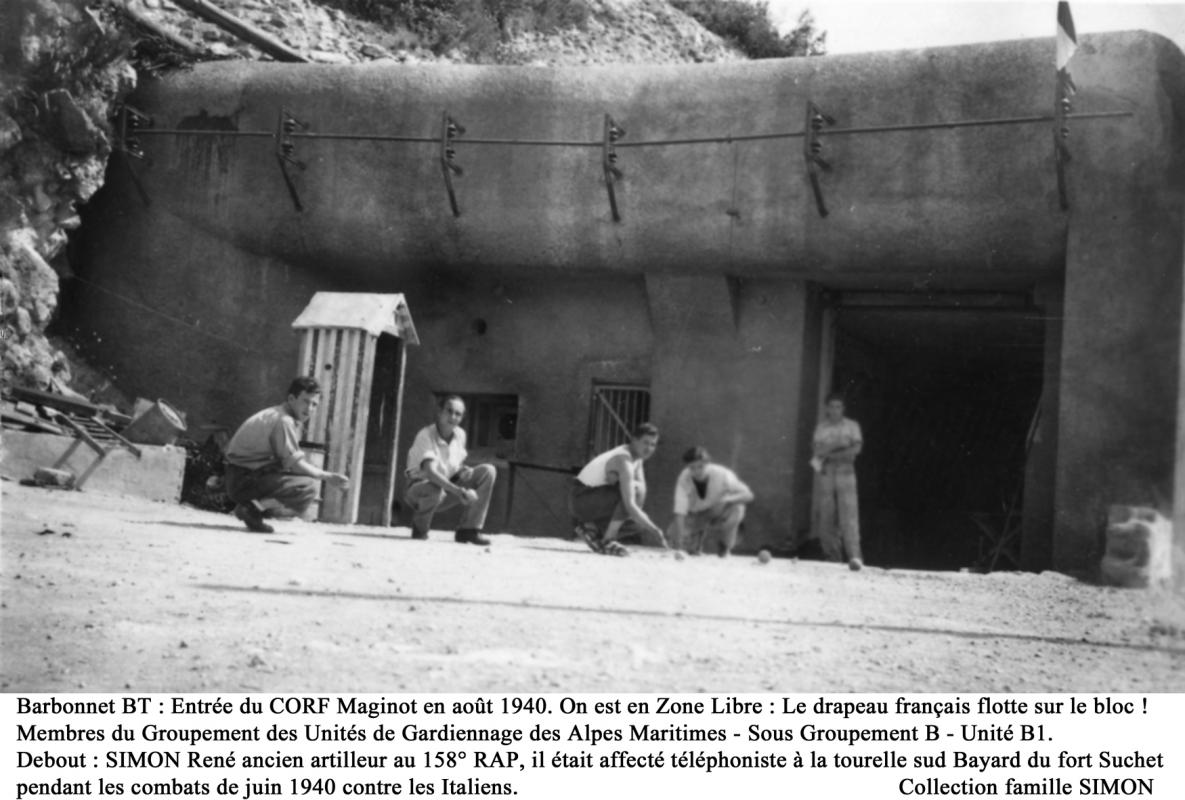 Ligne Maginot - BARBONNET (BT) - (Ouvrage d'artillerie) - Bloc 1
Entrée mixte de l'ouvrage en août 1940
Membres du Groupement des Unités de Gardiennage des Alpes Maritimes - Sous Groupement B - Unité B1.
Selon les clauses de la convention d'armistice avec l'Italie les membres du groupement n'avaient pour seule mission que de faire acte de présence.
Bien qu'en zone démilitarisée le drapeau français flottait toujours sur l'ouvrage.
Voir dans les documents le témoignage de René SIMON. - Inconnu