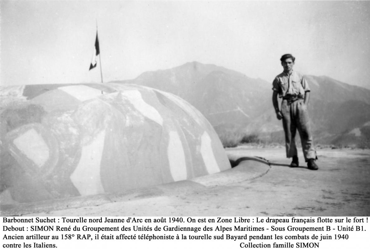 Ligne Maginot - BARBONNET - FORT SUCHET - (Ouvrage d'artillerie) - La tourelle Jeanne d'Arc - Août 1940
Membres du Groupement des Unités de Gardiennage des Alpes Maritimes - Sous Groupement B - Unité B1.
Bien qu'en zone démilitarisée le drapeau français flottait toujours sur le Barbonnet.
Voir dans les documents le témoignage de René SIMON. - inconnu - Collection Famille SIMON
