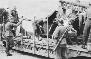 Ligne Maginot - SAINT HUBERT - DéPôT ARRIèRE - (Dépôt de Munitions) - Récupération de munitions par les soldats du IR343 en 1940 
Probablement sur la voie à Florange