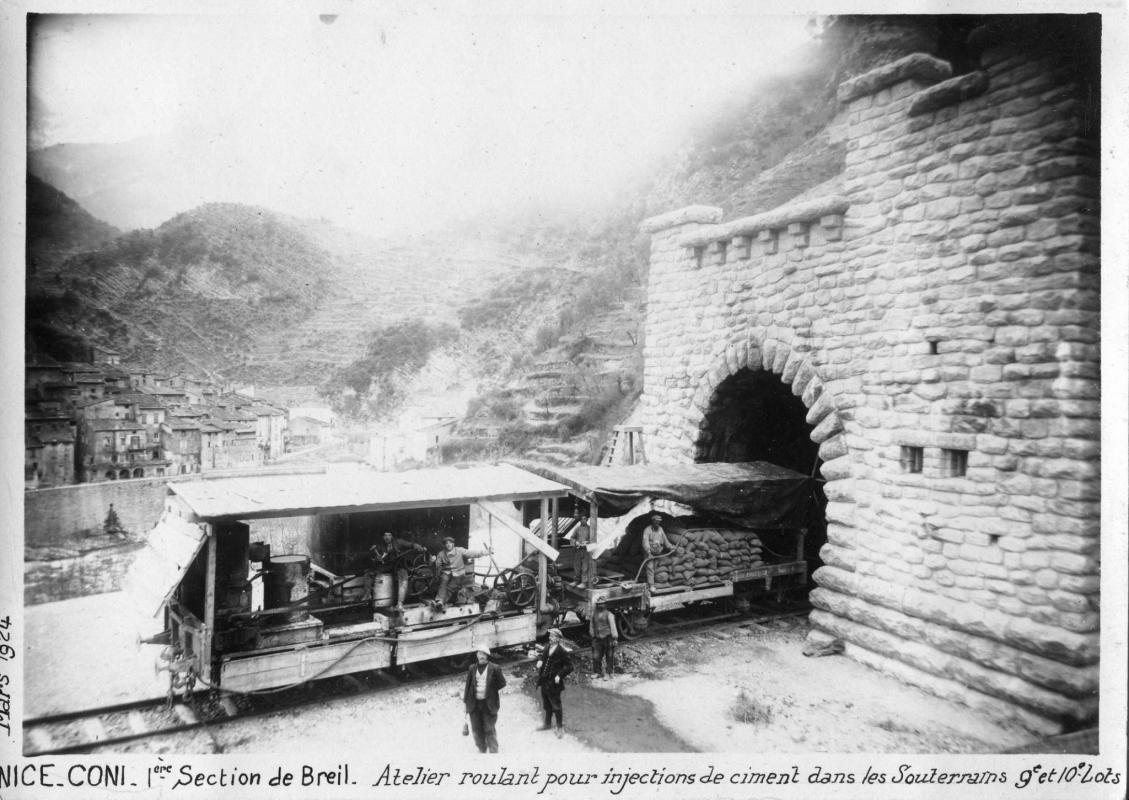 Ligne Maginot - GIGNE NORD ( TUNNEL DE ) - (Blockhaus pour arme infanterie) - La construction de la tête de tunnel en 1924
Noter les créneaux défensifs qui disparaitront lors de la reconstruction - Inconnu