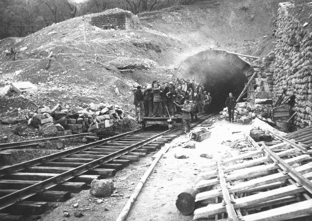 Ligne Maginot - CARANCA - GIGNE - (Blockhaus pour arme infanterie) - Déblaiement de l'entrée de la tête nord du tunnel de Caranca en 1947 - Inconnu