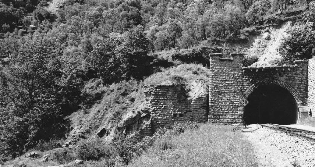 Ligne Maginot - GIGNE NORD ( TUNNEL DE ) - (Blockhaus pour arme infanterie) - Vu des entrées des tunnels de Gigne et Caranca, partiellement effondrées - Inconnu