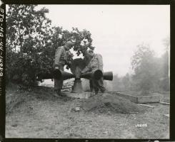 Ligne Maginot - ROCHONVILLERS - A8 - (Ouvrage d'artillerie) - La légende de la photo originale indique que 'Cette sirène, élément du système d'alerte au gaz d'origine de la ligne Maginot, est inspecté par des officiers US et Français sur la ligne Maginot proche d'Angevillers, France.'

Sa localisation et son origine (mise en place par les Allemands pendant l'occupation ?) restent à préciser.
SC 194513, Credit NARA.
