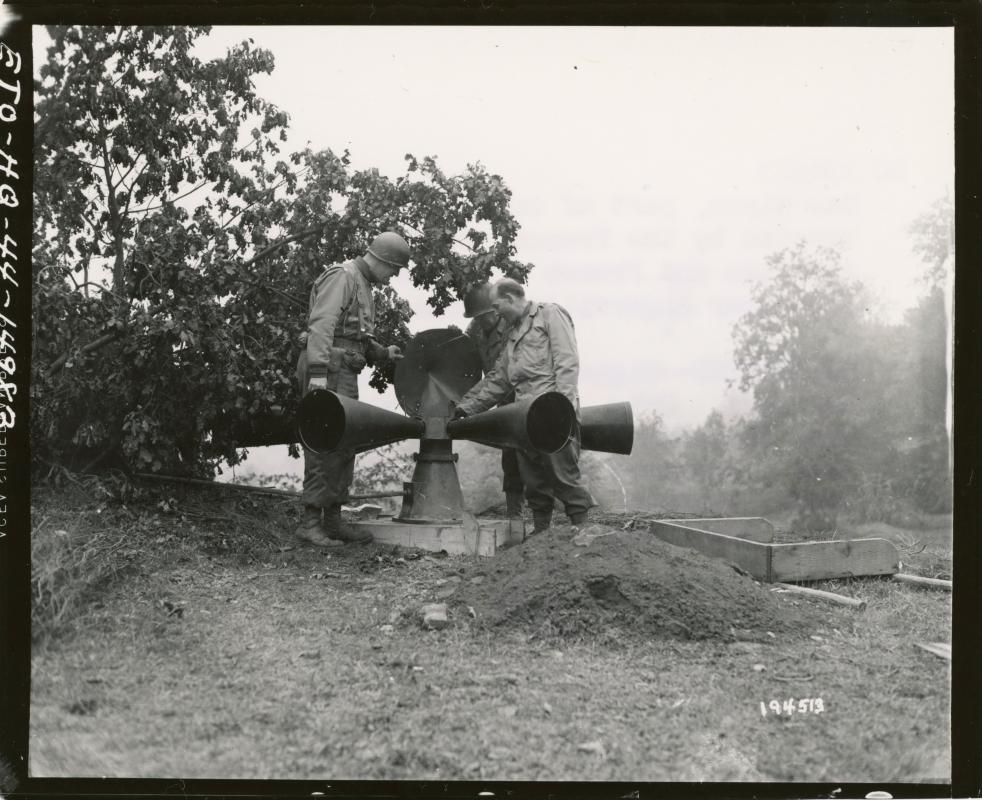 Ligne Maginot - ROCHONVILLERS - A8 - (Ouvrage d'artillerie) - La légende de la photo originale indique que 'Cette sirène, élément du système d'alerte au gaz d'origine de la ligne Maginot, est inspecté par des officiers US et Français sur la ligne Maginot proche d'Angevillers, France.'

Sa localisation et son origine (mise en place par les Allemands pendant l'occupation ?) restent à préciser.
SC 194513, Credit NARA. - Miller