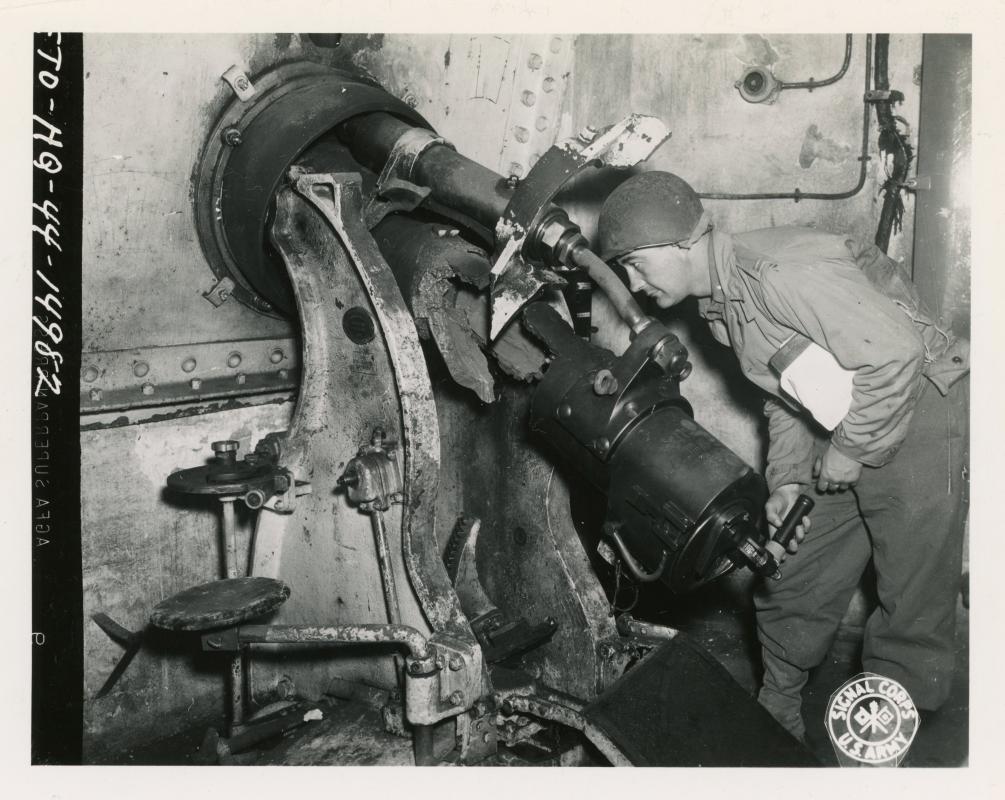 Ligne Maginot - ROCHONVILLERS - A8 - (Ouvrage d'artillerie) - Bloc 5
Le Capt. M H Henry inspectant le tube de 75 mle 29 détruit par un accident de tir en 1940.

Photo Signal Corp ETO HQ 44 14982 du 15 sept 1944
Capt. Henry, Ordnance, XX Corps.
SC 194512, Credit NARA. - Miller