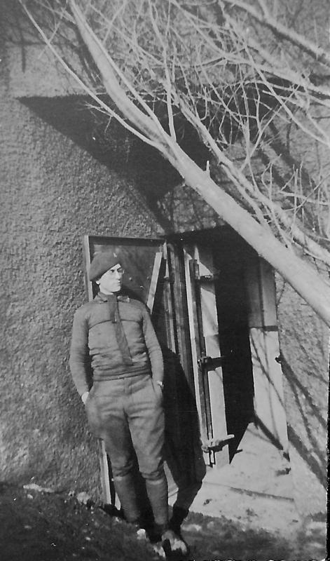 Ligne Maginot - JOPPECOURT - (Central téléphonique isolé) - Le sergent Georges MALLET, chef de poste,  devant la porte du central - Inconnu