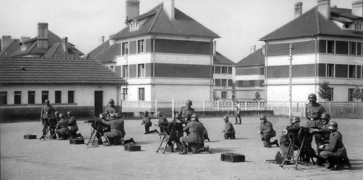 Ligne Maginot - QUARTIER CHEVERT (GRM) - (Casernement) -  La caserne sous l'occupation. 
Entrainement de la ordnungspolizei. - Inconnu