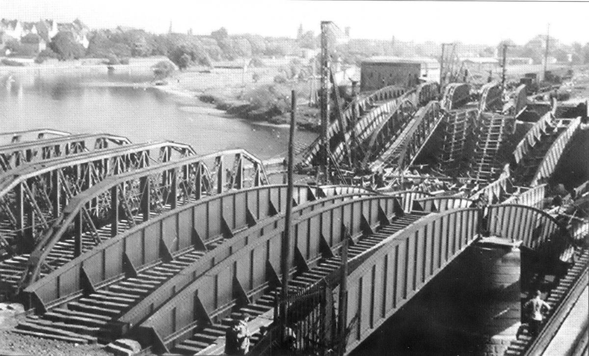 Ligne Maginot - PONT VF DE THIONVILLE   - (DMP - Dispositif de Mine Permanent) - Les ponts voie ferrée au sud de Thionville dynamités par le Génie en 1940 - Inconnu