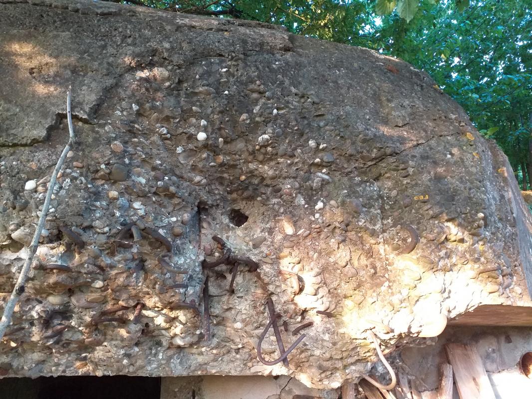 Ligne Maginot - OBERSEEBACH EST - (Blockhaus pour canon) - impact sur la visière de l'entrée homme (PAK 37) - gregfuchs