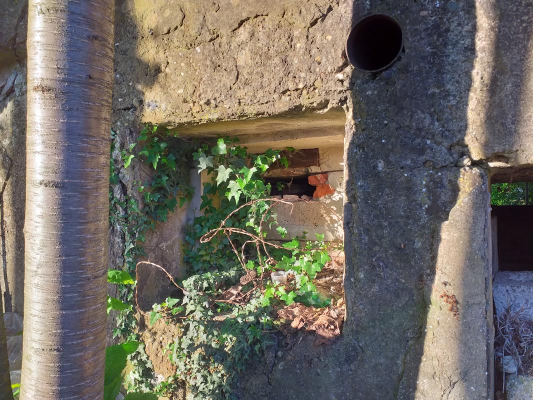 Ligne Maginot - OBERSEEBACH EST - (Blockhaus pour canon) - Passage pour le conduit de mise à feu du DMP à gauche et goulotte lance grenade à droite - gregfuchs