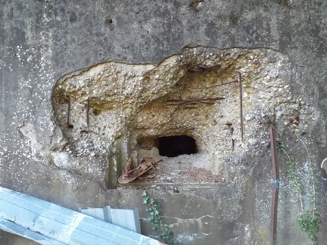Ligne Maginot - OBERSEEBACH EST - (Blockhaus pour canon) - Dégats sur créneau sud-est - gregfuchs