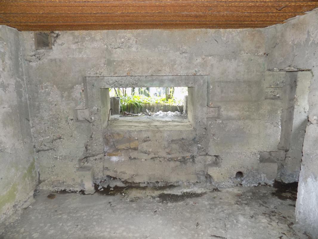 Ligne Maginot - 220 - WADELINCOURT NORD-EST - (Blockhaus pour canon) - Face droite (entrée A/C). Notez que c'était bloqué avec du beton, donc utilisé comme créneau mitrailleuse/FM - R Tucker