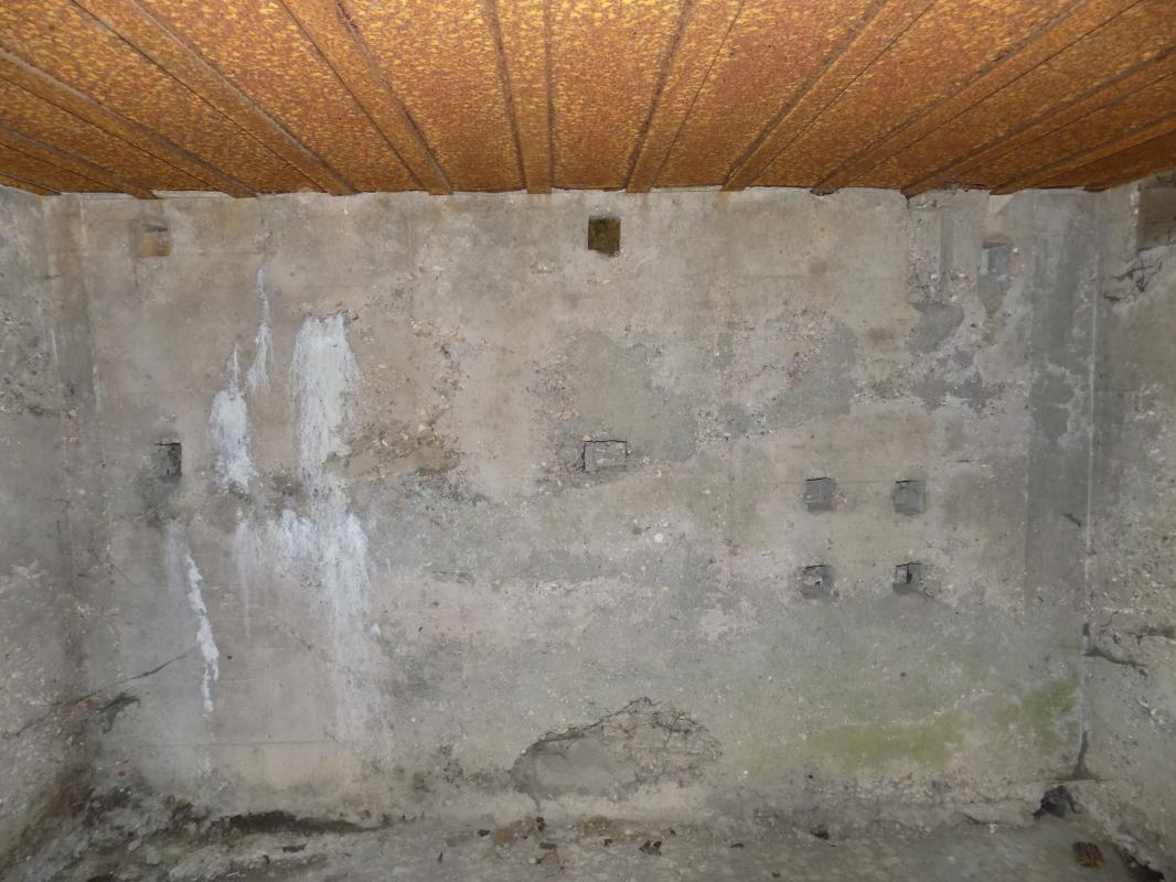 Ligne Maginot - 220 - WADELINCOURT NORD-EST - (Blockhaus pour canon) - Face frontale. Notez qu'il y a aucun évidence de dommage à l’intérieur après peut-être un trentaine d'éclats d'obus de 88mm  à l’extérieur sur ce face. - R Tucker
