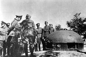 Ligne Maginot - FERMONT - A2 - (Ouvrage d'artillerie) - L'entrée des hommes en 1940
Des officiers allemands examinent la cloche GFM Est dans laquelle le soldat Florian Piton à été tué
