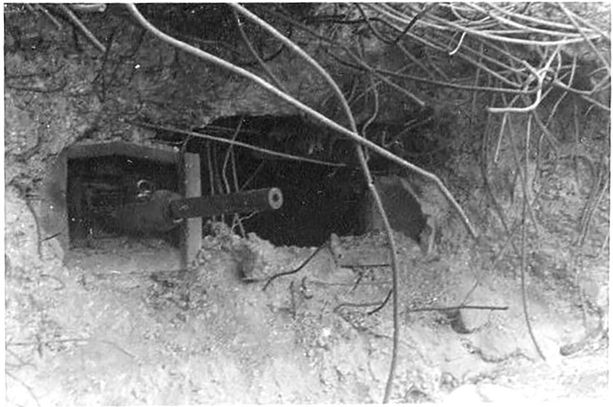 Ligne Maginot - WELSCHHOF - (Ouvrage d'infanterie) - Bloc 1
Le créneau du canon de 47mm de l'entrée de l'ouvrage après les combats - Inconnu