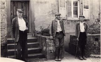 Ligne Maginot - KALHAUSEN 1 - (Abri) - L'abri de tir est visible sur la droite de la photo.
Sur la photo, Henri Bour et Charles Bour encadrant Auguste Metzger. 