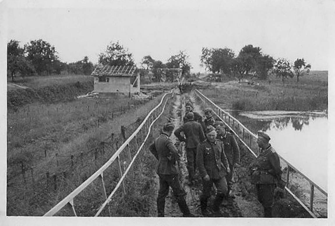Ligne Maginot - RESERVOIR DE HOSTE-HAUT - (Inondation défensive) - Vue de la digue avec le blockhaus R8b à l'arrière plan  - Inconnu