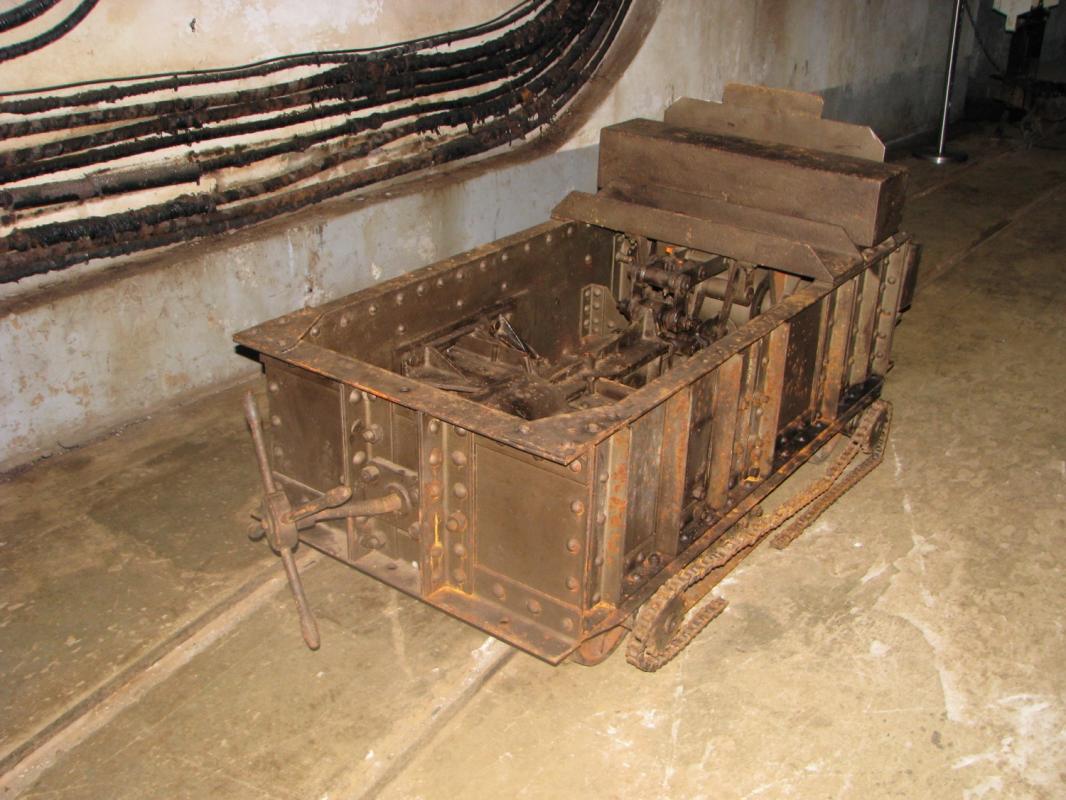 Ligne Maginot - Systémes pour plan inclinés - Le wagon parachute permettant le freinage et l'arrêt d'une rame en cas de rupture d'attelage ou de vitesse excessive
