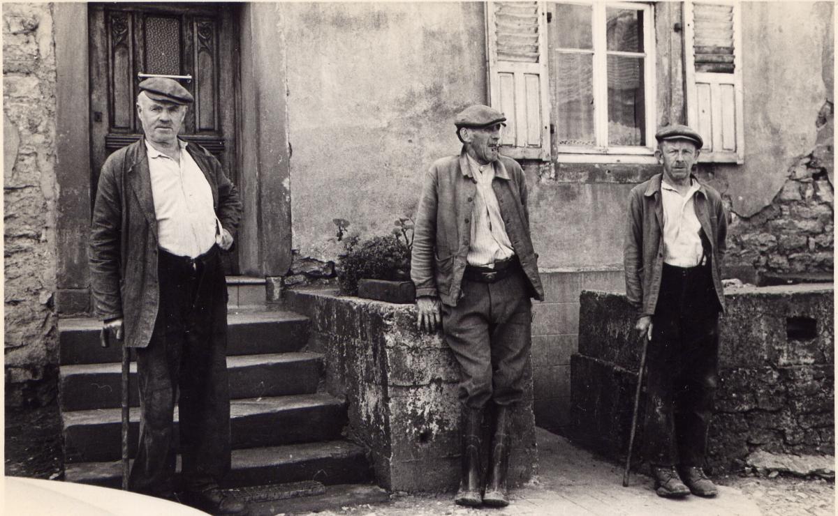 Ligne Maginot - KALHAUSEN 1 - (Abri) - L'abri de tir est visible sur la droite de la photo.
Sur la photo, Henri Bour et Charles Bour encadrant Auguste Metzger.  - Inconnu