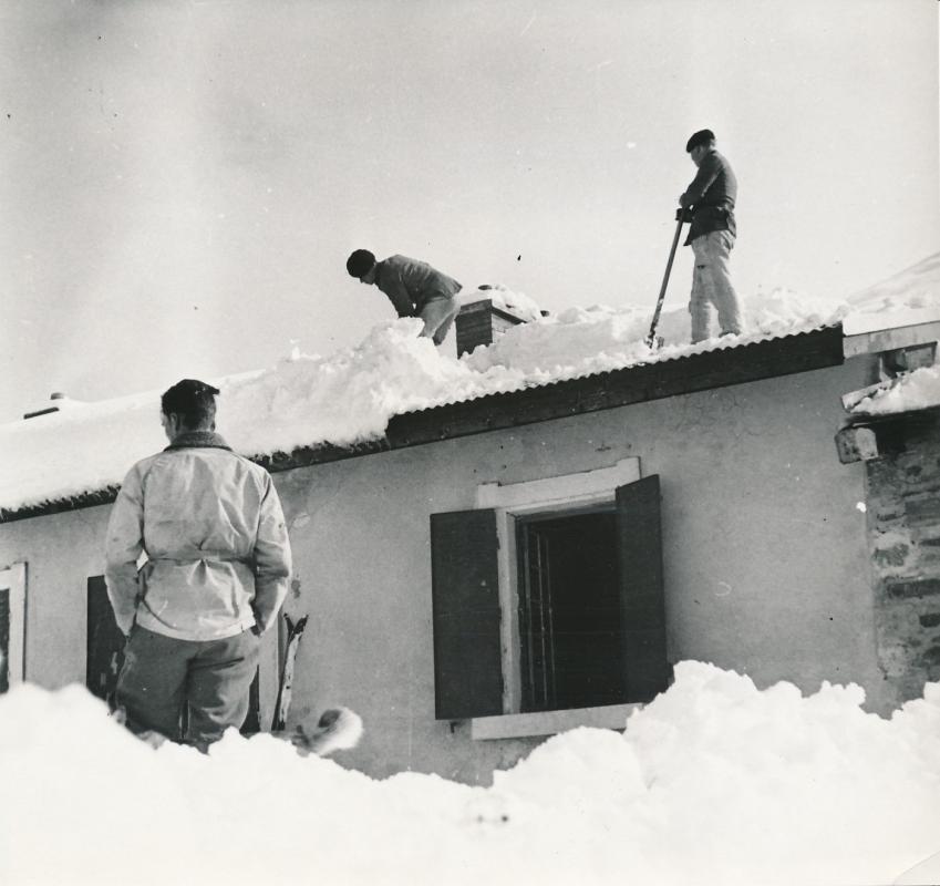 Ligne Maginot - FREJUS - (Casernement) - Déneigement de l'extension infirmerie du bâtiment en 1935 - Goldner - Paris