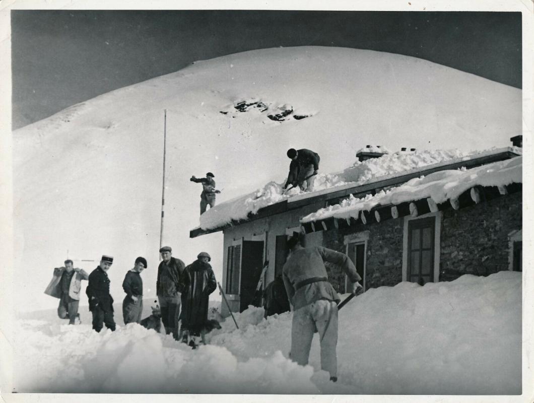 Ligne Maginot - FREJUS - (Casernement) - Déneigement de l'un des bâtiments en 1935 - Goldner - Paris
