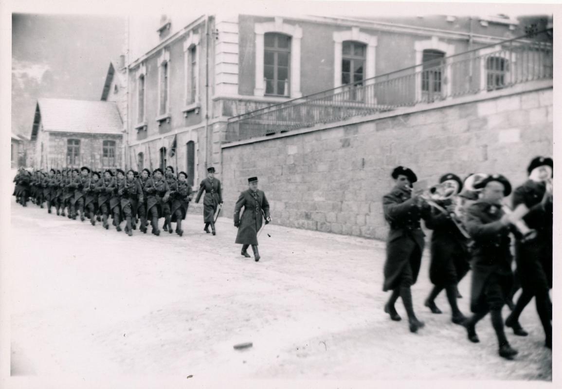 Ligne Maginot - CASERNE LOUTRAZ - (Casernement) - Defilé de chasseurs alpins devant la caserne Loutraz en 1935 - Goldner - Paris