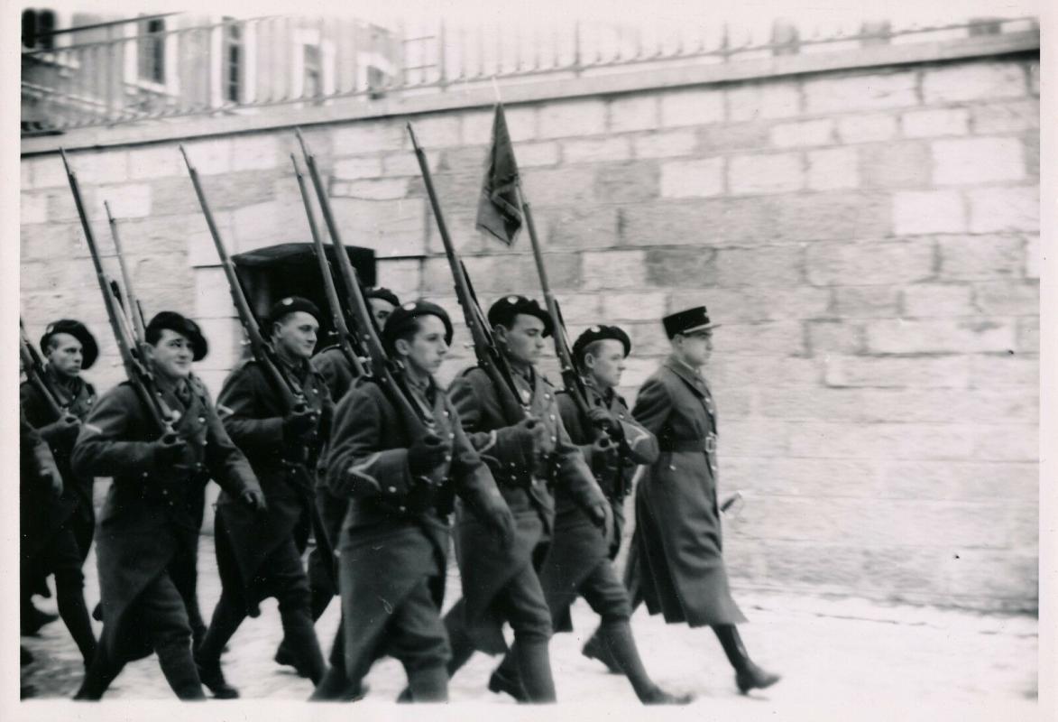 Ligne Maginot - CASERNE LOUTRAZ - (Casernement) - Defilé de chasseurs alpins devant la caserne Loutraz en 1935 - Goldner - Paris