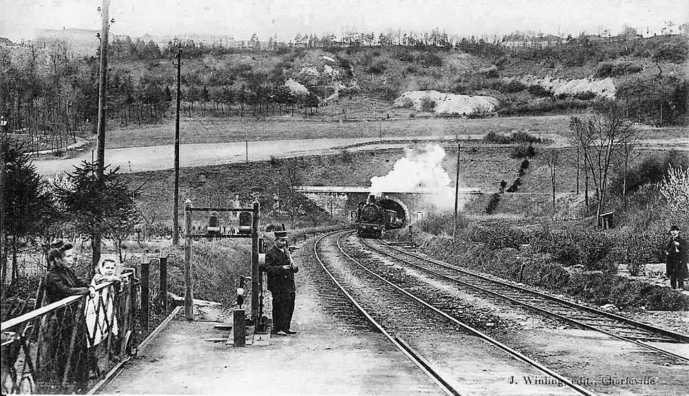 Ligne Maginot - TUNNEL DE GIVET - (Blockhaus pour arme infanterie) - Carte postale aux environs de  1920
Les meurtrières sont visibles sur la photo - Winling G. - Charleville