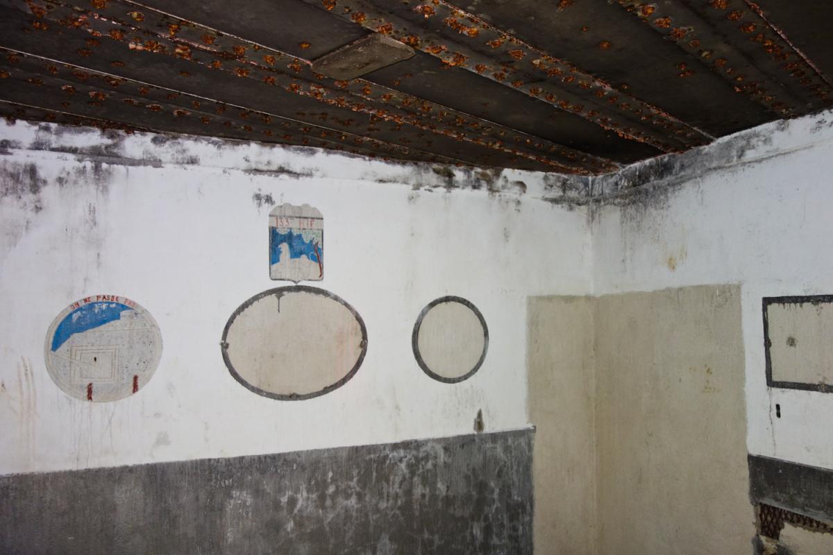 Ligne Maginot - ACHEN NORD - (Casemate d'infanterie) - Insigne du 133e RIF et de la Ligne Maginot dans la pièce du chef de poste de la casemate - Michel Teiten