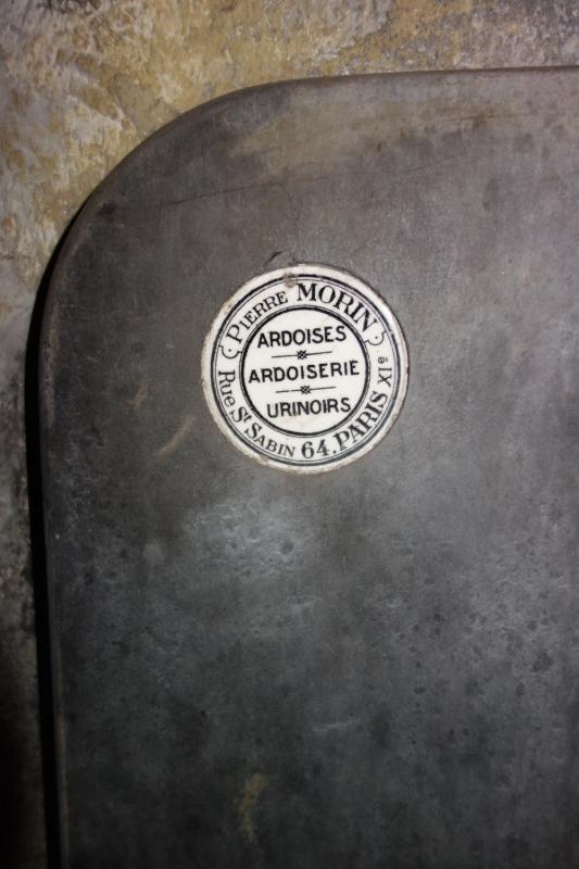 Ligne Maginot - ACHEN NORD - (Casemate d'infanterie) -  Urinoir fabriqué par l'ardoiserie Pierre Morin, Paris XIe dont la plaque est toujours bien visible - Michel Teiten