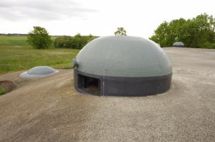 Ligne Maginot - BOIS DU FOUR - A5 - (Ouvrage d'infanterie) - Superstructures
La cloche GFM et tourelle de mitrailleuses en contrebas