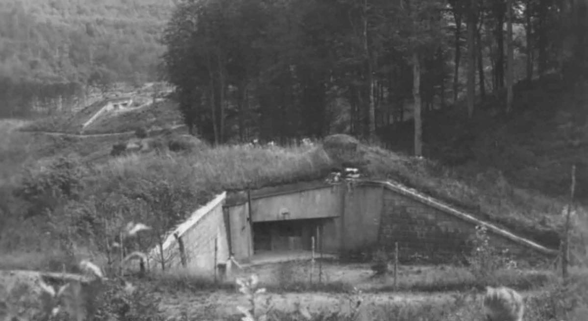 Ligne Maginot - BIESENBERG 6 - (Blockhaus pour arme infanterie) - Le blockhaus Biesenberg 5 avec à l'arrière plan, Biesenberg 6 - Inconnu