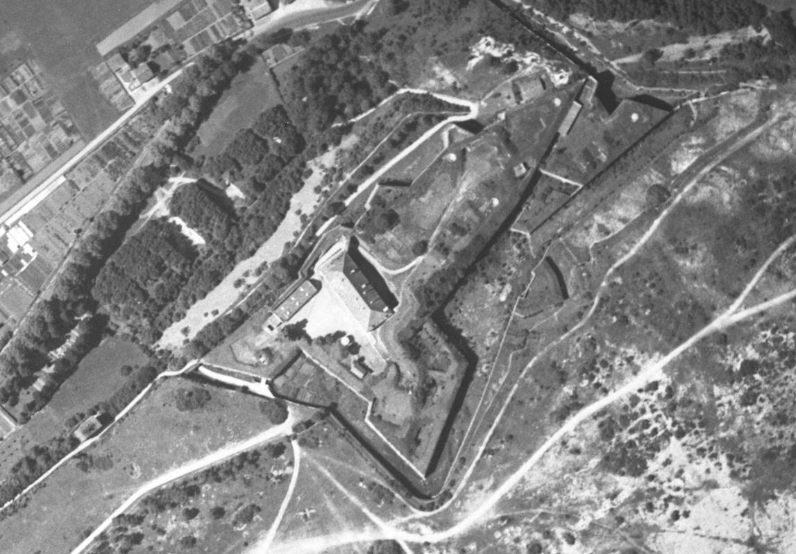 Ligne Maginot - FORT DE LA JUSTICE - RF BELFORT - (PC de Région Fortifiée) - Vue aérienne datée de juillet 1935.
Noter les cuves pour pièces de DCA sur les dessus du fort. - IGN - Géoportail 1935