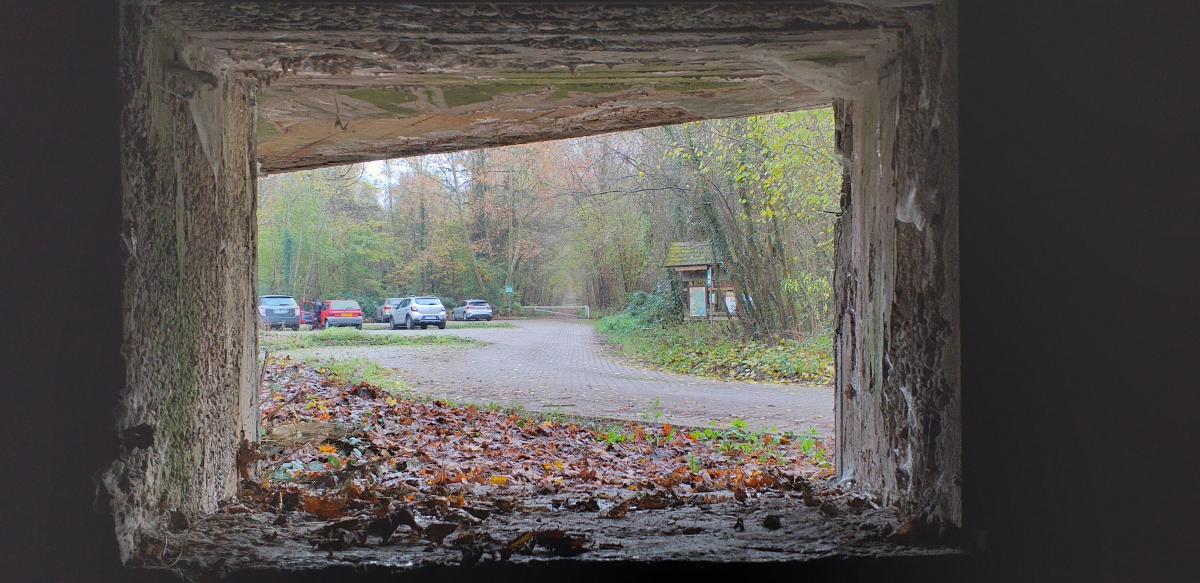 Ligne Maginot - 3 - UNTERJAEGERHOF - ROUTE DU WALDHOF - (Casemate d'infanterie - Simple) - Chambre de tir droite, vue depuis le créneau mitrailleuse (Allée du Fortin) - Les Gardiens du Rhin
