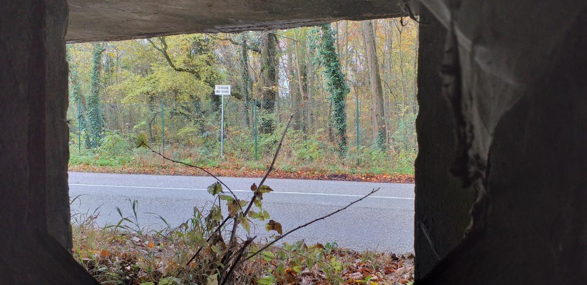 Ligne Maginot - 3 - UNTERJAEGERHOF - ROUTE DU WALDHOF - (Casemate d'infanterie - Simple) - Chambre de tir FM nord-ouest, vue depuis le créneau sud-ouest - Les Gardiens du Rhin